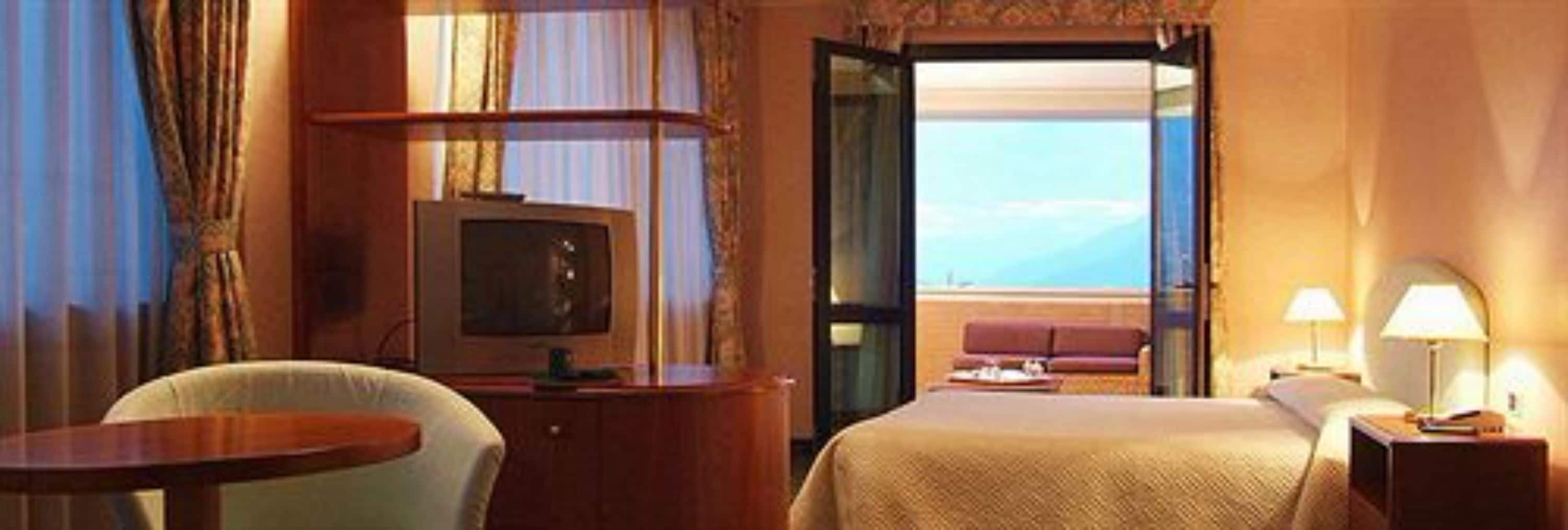 Junior Suite | Minibar, in-room safe, desk, blackout drapes