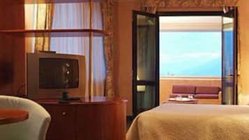 Junior Suite | Minibar, in-room safe, desk, blackout drapes