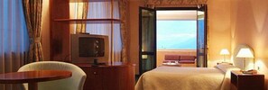 ميني بار وخز نة داخل الغرفة ومكتب وستائر تعتيم