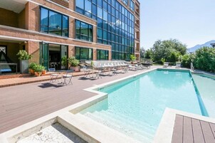 Una piscina techada, una piscina al aire libre
