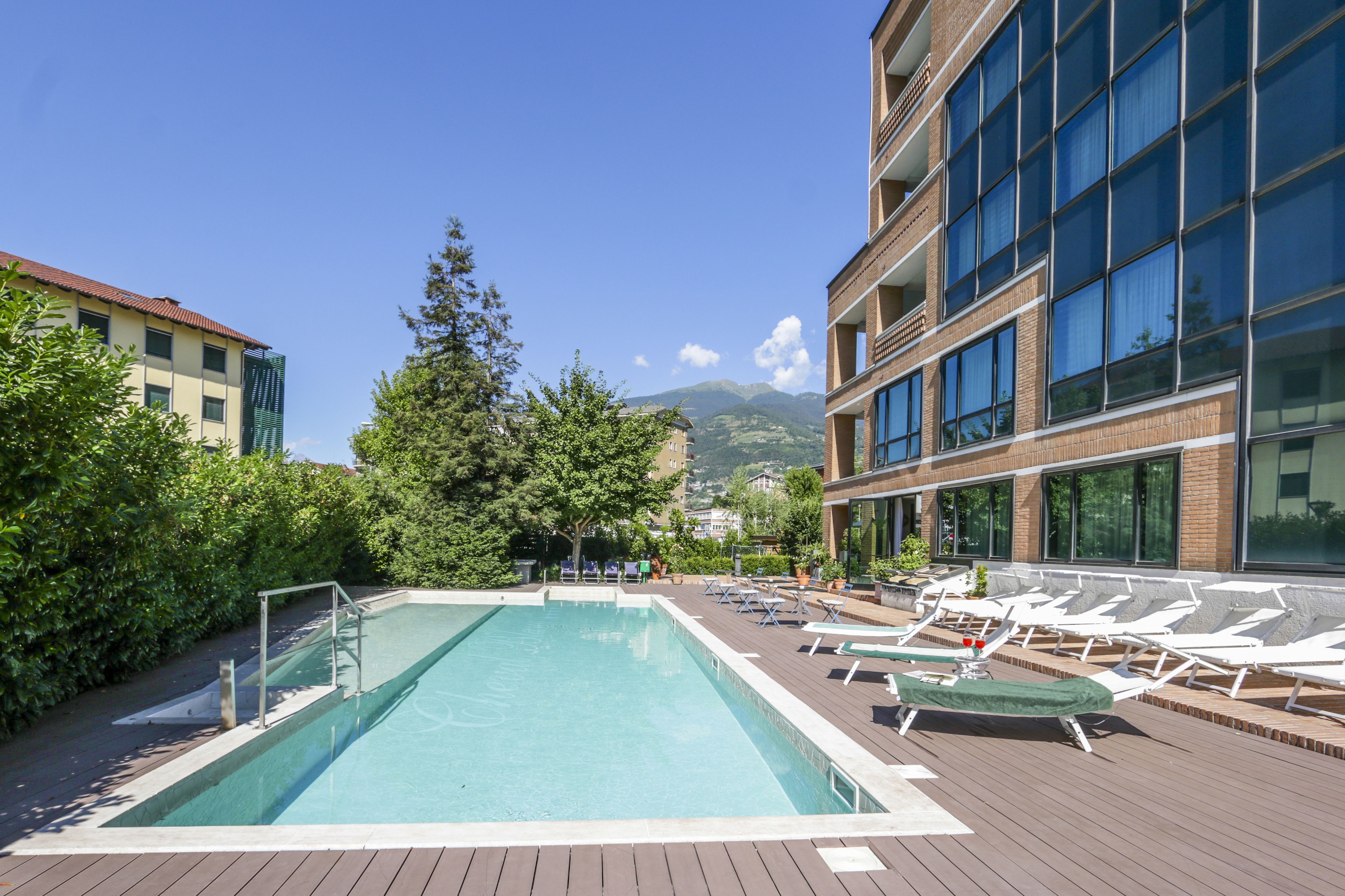 Een binnenzwembad en een buitenzwembad