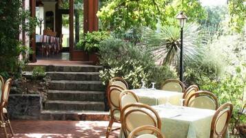 Aperto a colazione, pranzo e cena, cucina regionale