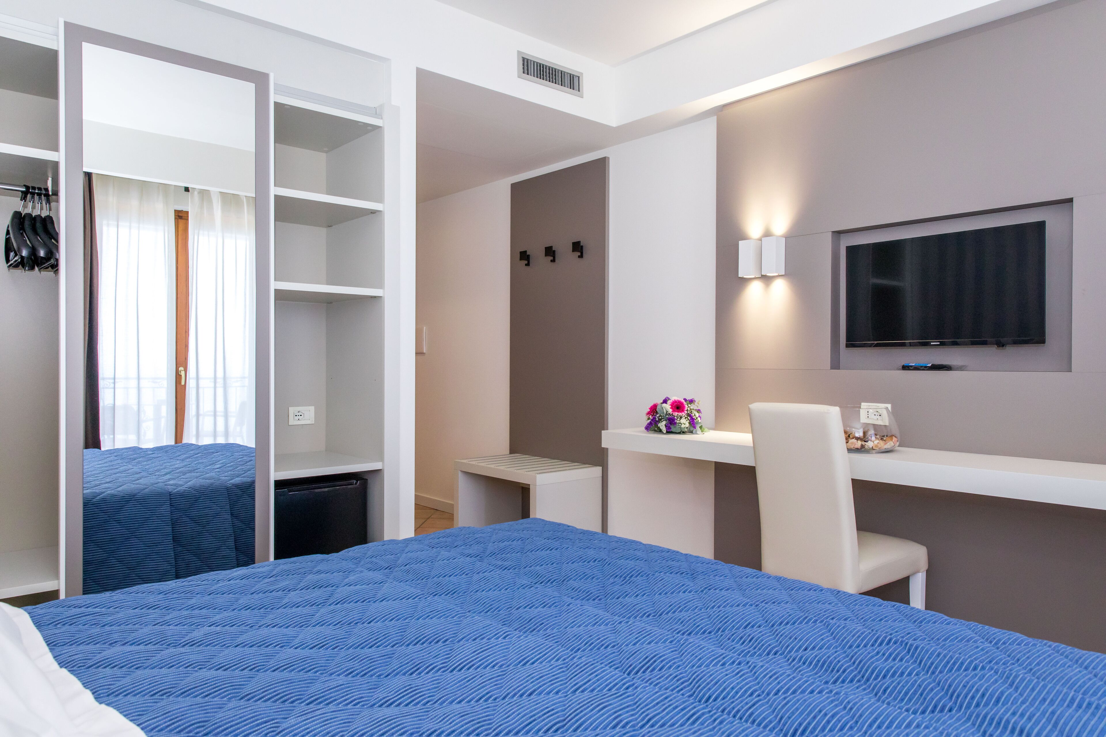 superior double or twin room | 1 bedroom, minibar, in-room safe, desk