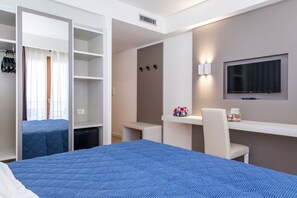 Minibar, in-room safe, desk, bed sheets - Hotel Martino (Maratea)