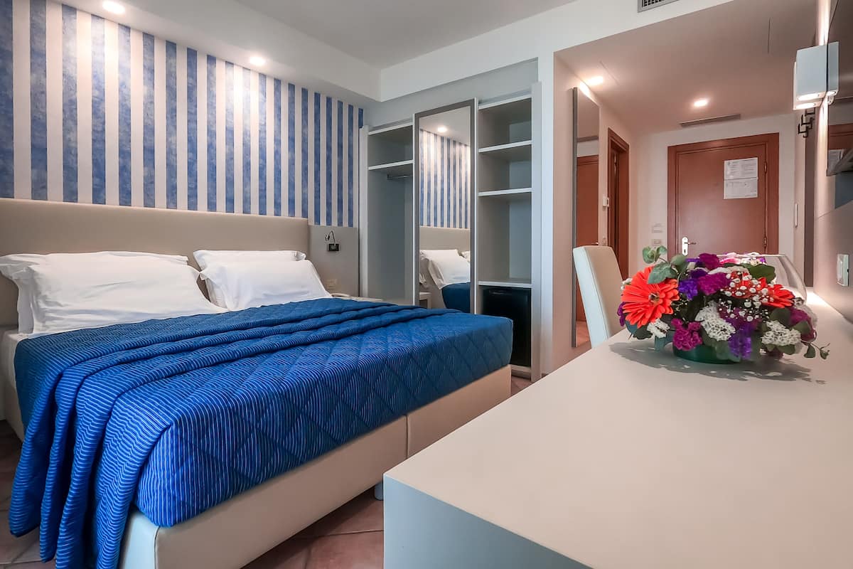 Superior kamer, 1 twee- of 2 eenpersoonsbedden | Een minibar, een kluis op de kamer, een bureau, beddengoed