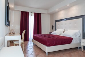Deluxe Room, Sea View | Minibar, in-room safe, desk, bed sheets - Hotel Martino (Maratea)