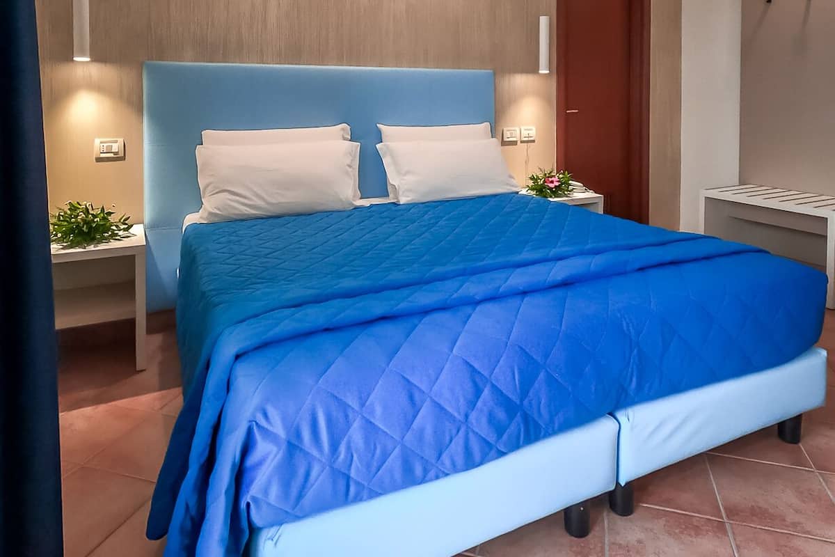 Panorama kamer | Een minibar, een kluis op de kamer, een bureau, beddengoed
