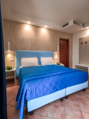 Chambre Panoramique, terrasse, vue mer | Minibar, coffres-forts dans les chambres, bureau, draps fournis