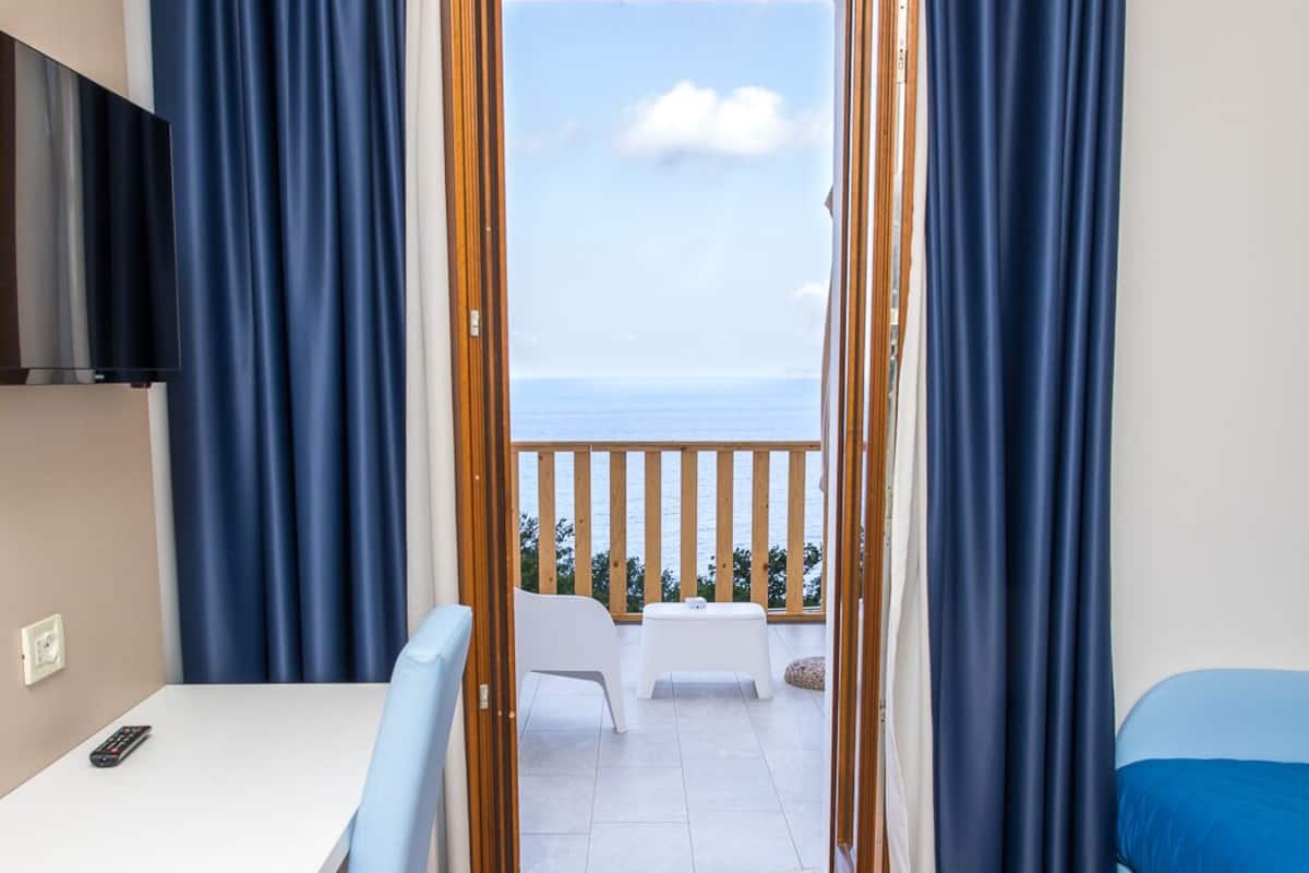 panoramic room | terrace/patio