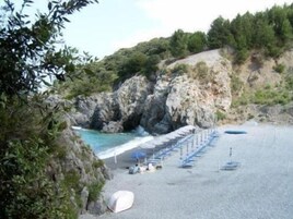 Playa privada cerca, arena blanca, cabañas de playa y tumbonas