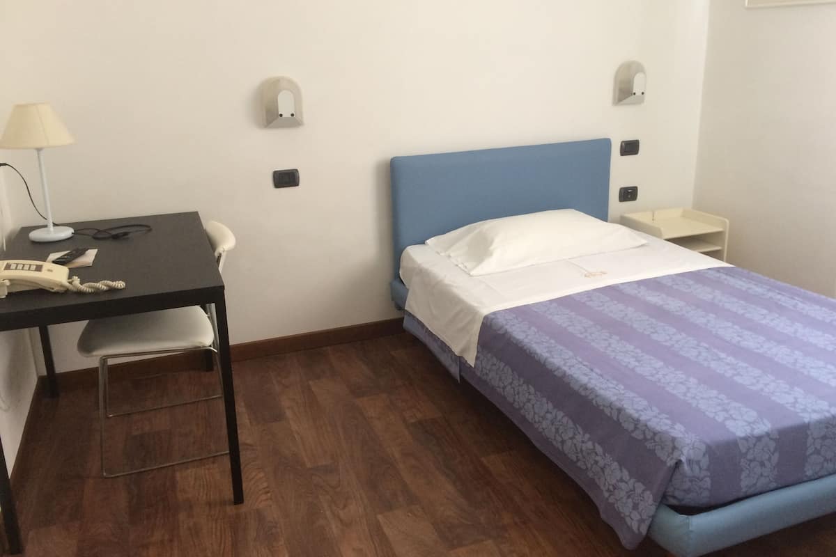 In-room safe, desk, free WiFi