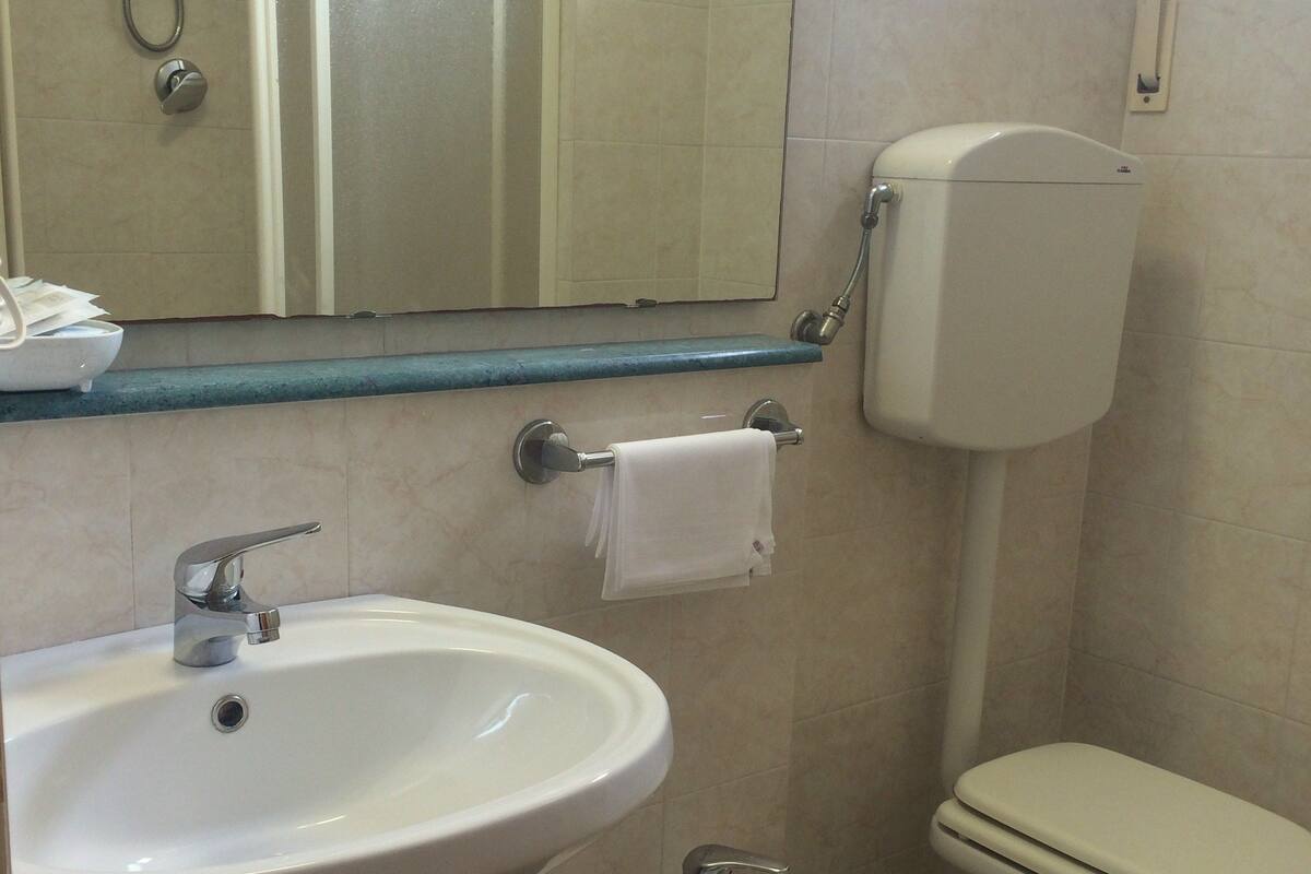 triple room | bathroom | hair dryer, bidet, towels