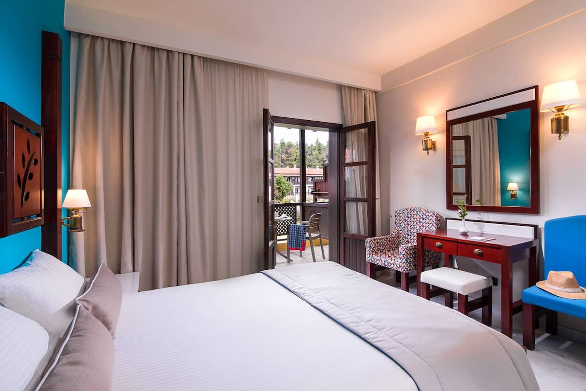 In-room safe, desk, soundproofing, bed sheets