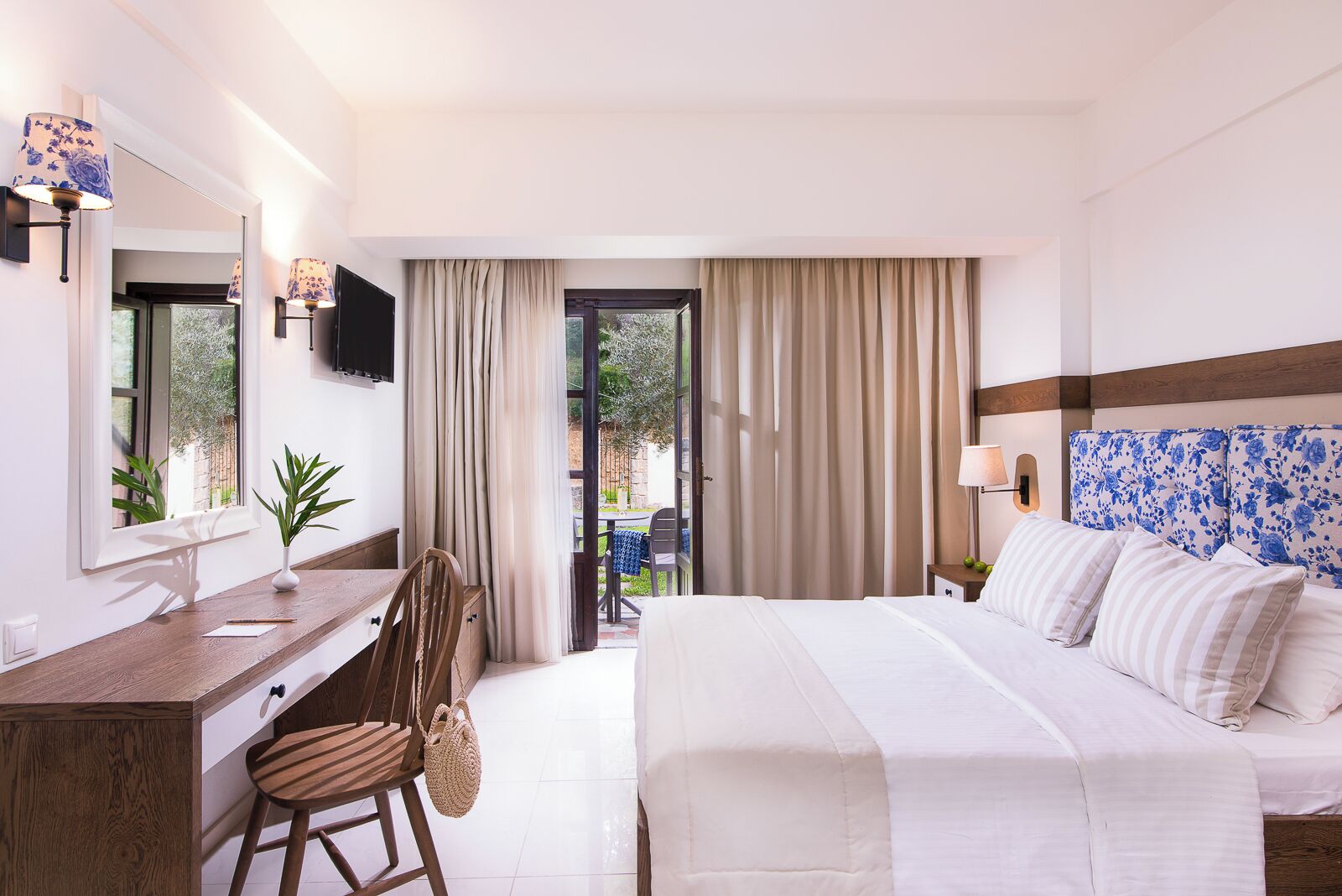 Elegant Room | In-room safe, soundproofing, bed sheets