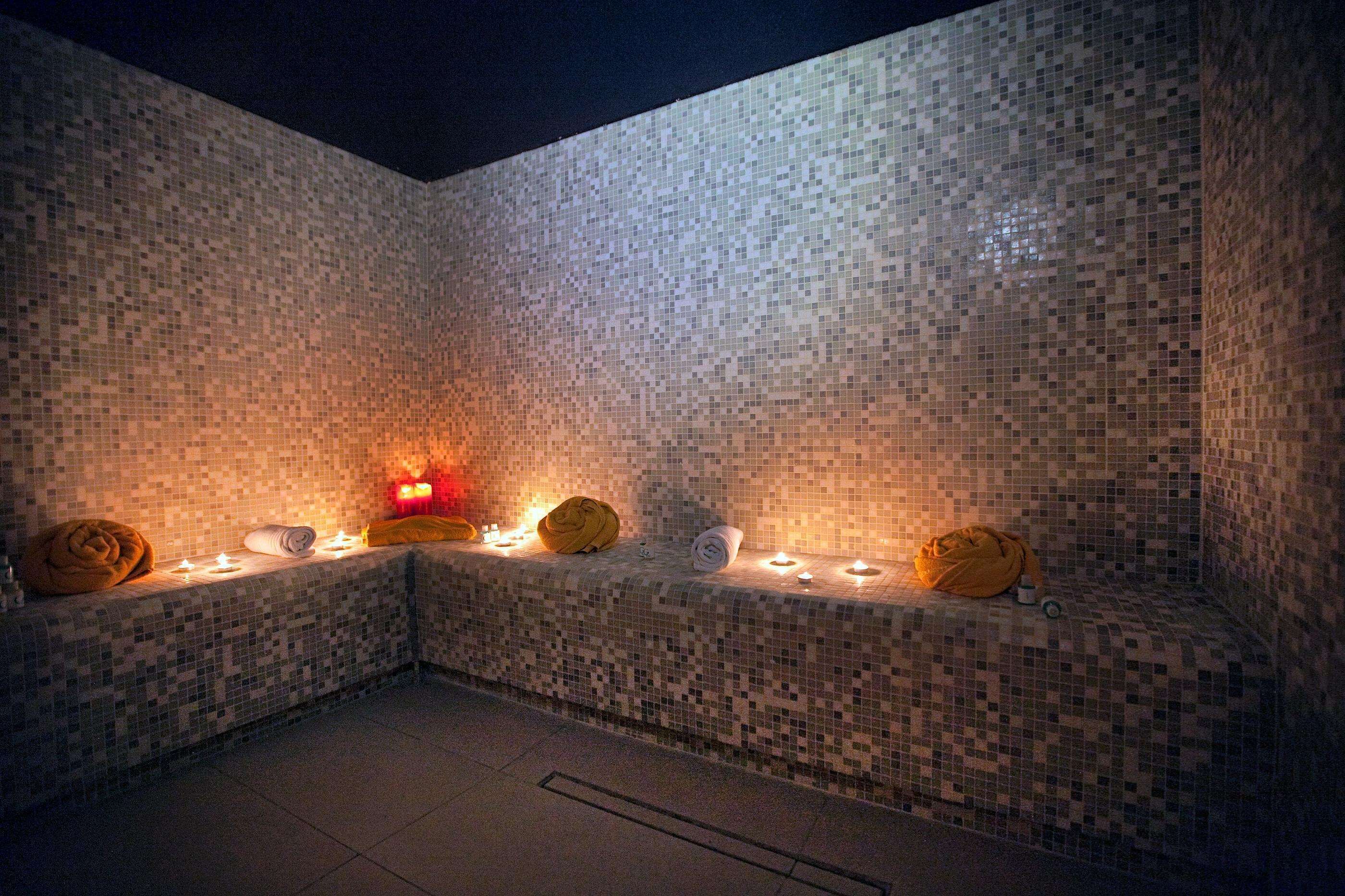 Bastu, kroppsbehandlingar, hydroterapi, aromaterapi och kroppsskrubb