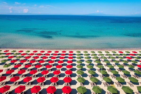 Private beach, beach bar - Simantro Resort (Kassandra)