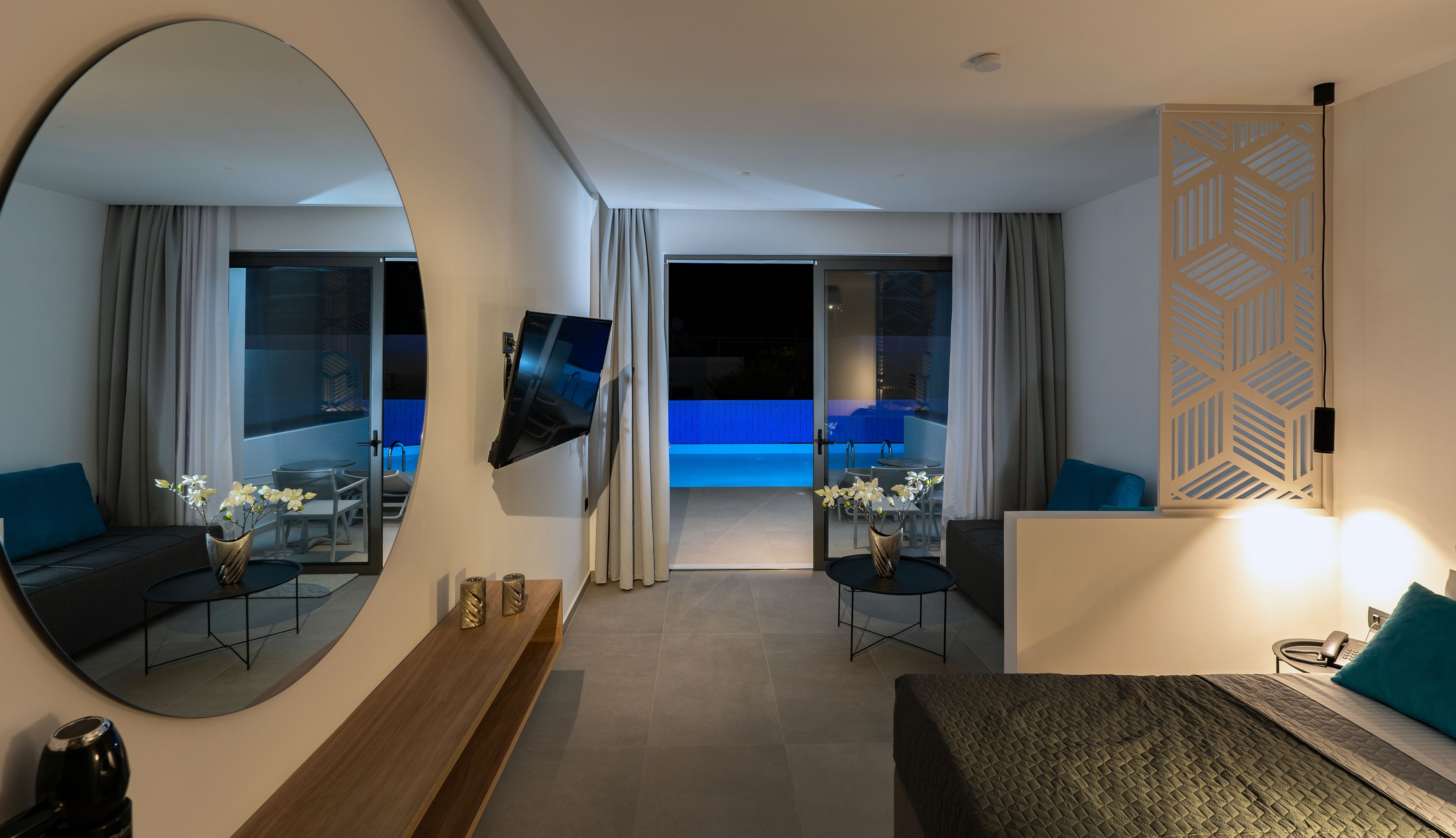 Suite, eigener Pool, Poolblick | Zimmersafe, Schreibtisch, schallisolierte Zimmer, kostenloses WLAN