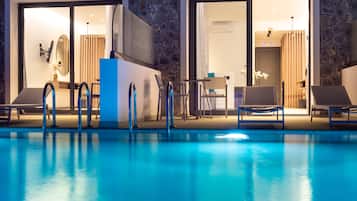 Suite, piscine privée, vue piscine | Coffres-forts dans les chambres, bureau, chambres insonorisées
