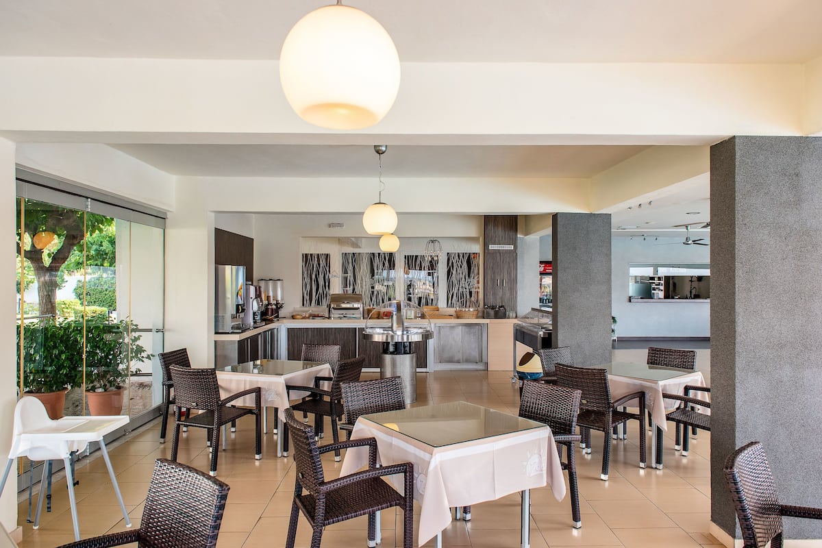 breakfast, lunch, dinner served; international cuisine, pool views