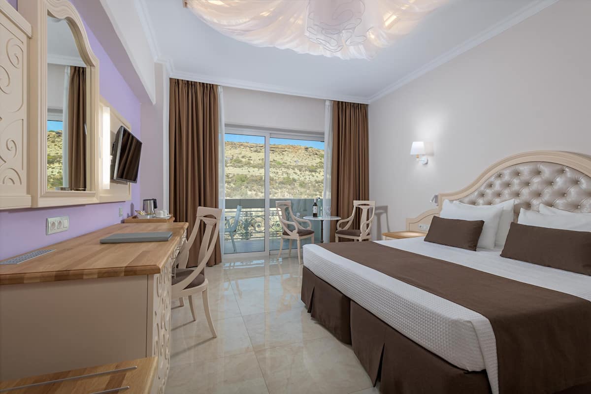 Deluxe Room, Land View | Ropa de cama hipoalergénica y caja de seguridad en la habitación