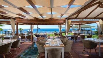 3 restaurants; breakfast, lunch, and dinner served