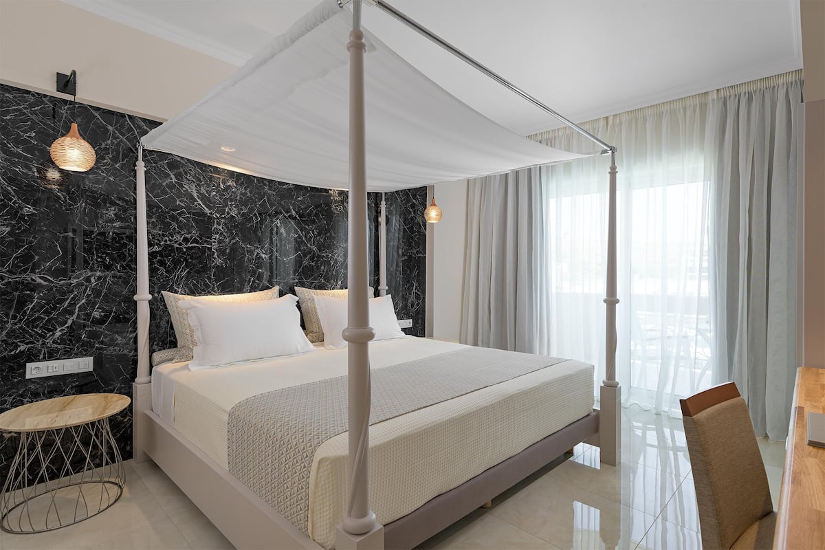 Suite, Sea View | 1 bedroom, hypo-allergenic bedding, in-room safe, desk