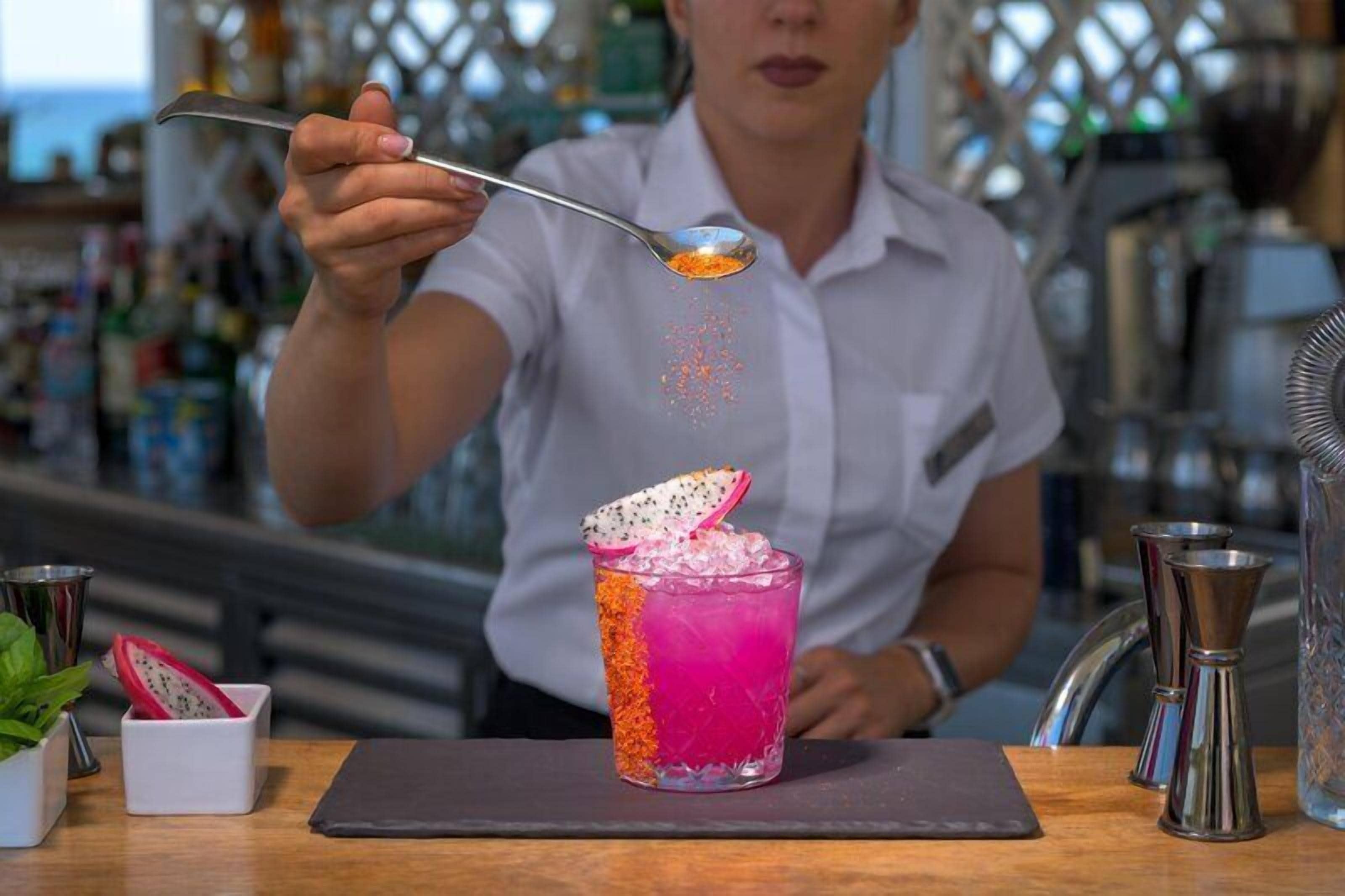 3 bars/lounges, een poolbar, een strandbar