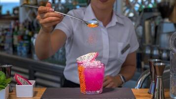 3 bars/lounges, een poolbar, een strandbar