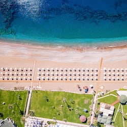 位於海灘上、海灘小屋、躺椅、遮陽傘