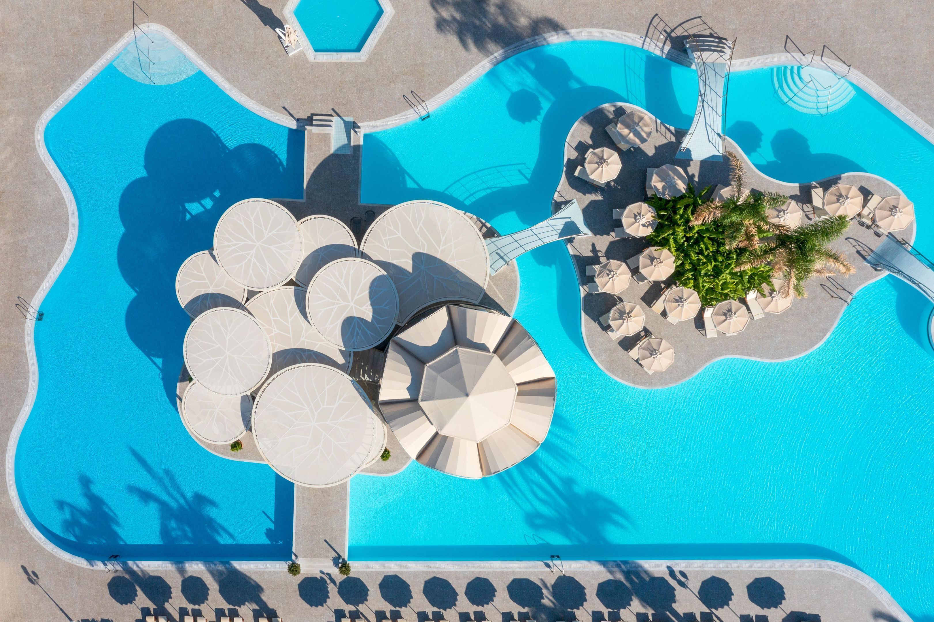 Piscina interna, piscina externa, funciona das 9h às 18h, barracas