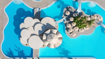 Piscina interna, piscina externa, funciona das 9h às 18h, barracas