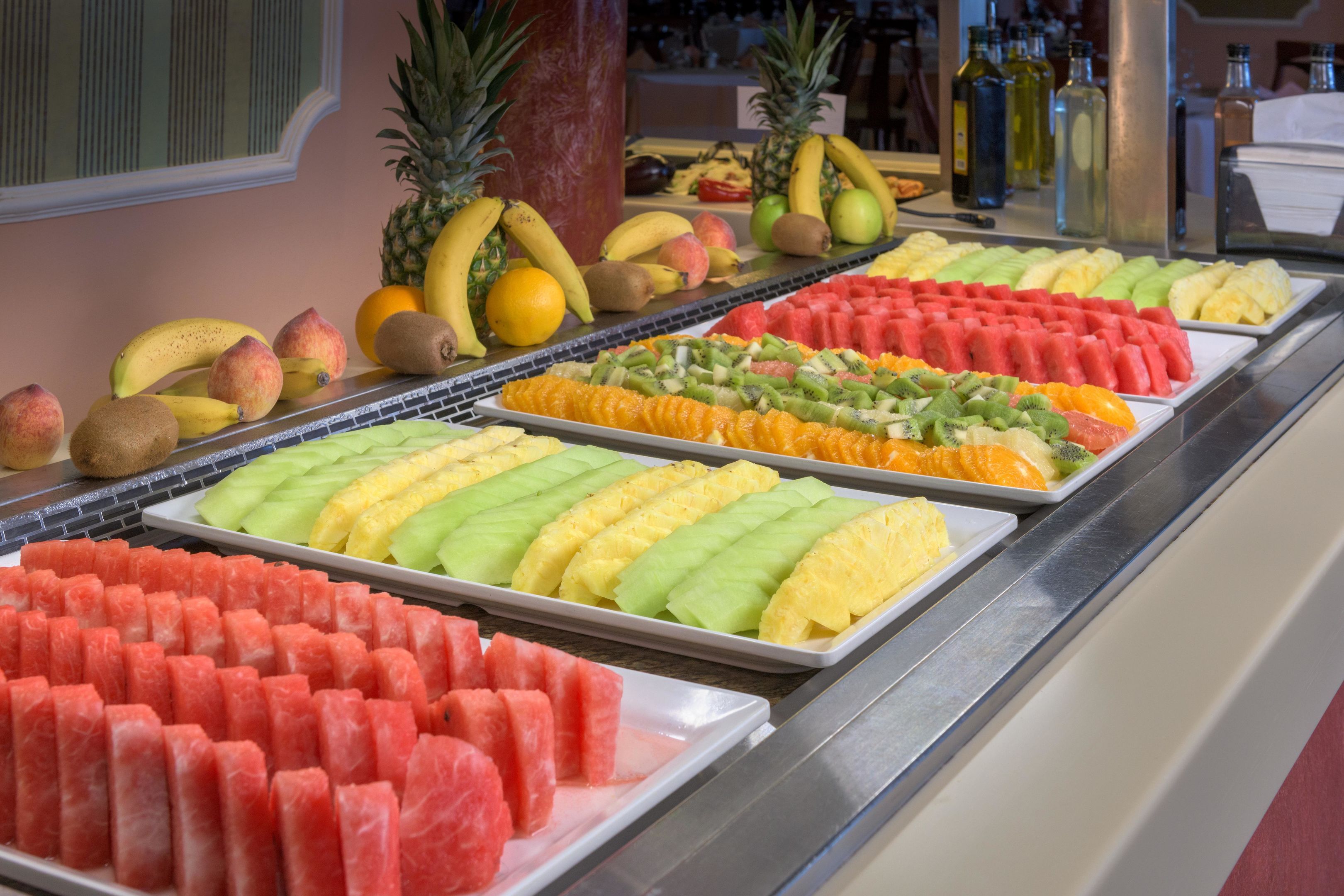Ein Buffet mit verschiedenen Früchten und Gemüsesorten, ansprechend in Schalen angerichtet.