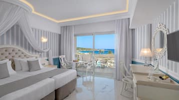 Habitación superior, vistas al mar | 1 dormitorio, ropa de cama hipoalergénica, caja fuerte y escritorio