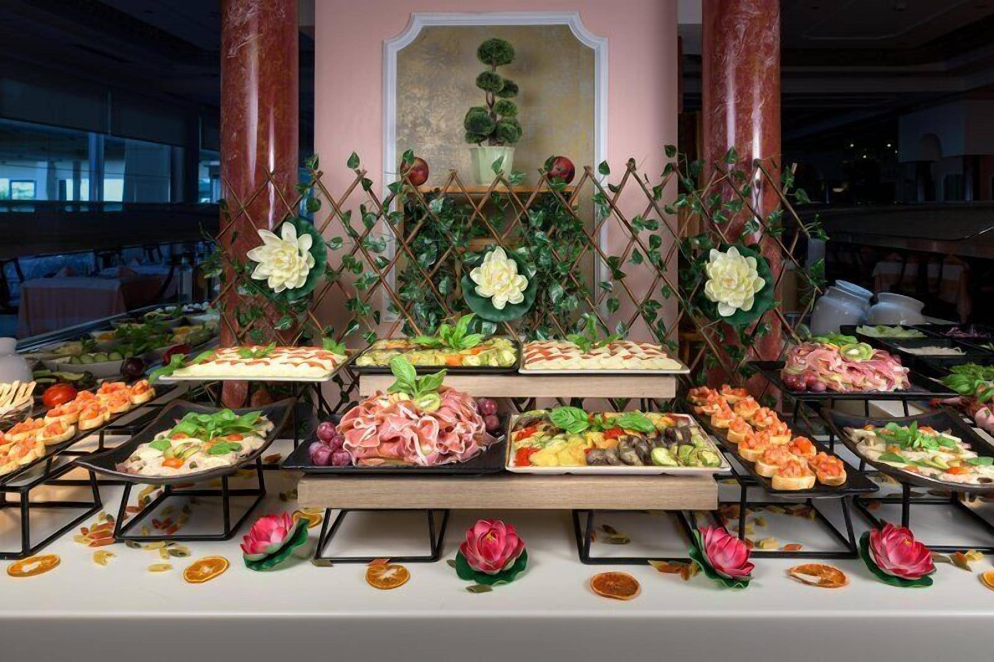 3 restaurants; breakfast, lunch and dinner served 