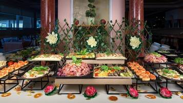 3 restaurants; breakfast, lunch and dinner served