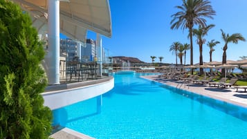 Inomhuspool, utomhuspool, cabanor (tilläggsavgift) och parasoller