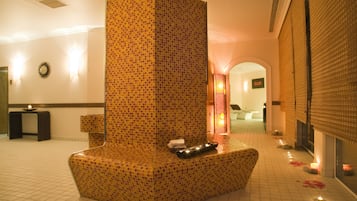 Salas de tratamiento para parejas, un sauna, una bañera de hidromasaje