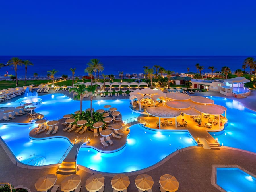 Sisäuima-allas, ulkouima-allas, maksullisia cabañoita, aurinkovarjoja