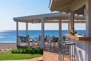 3 bares, bar junto a la piscina, bar en la playa