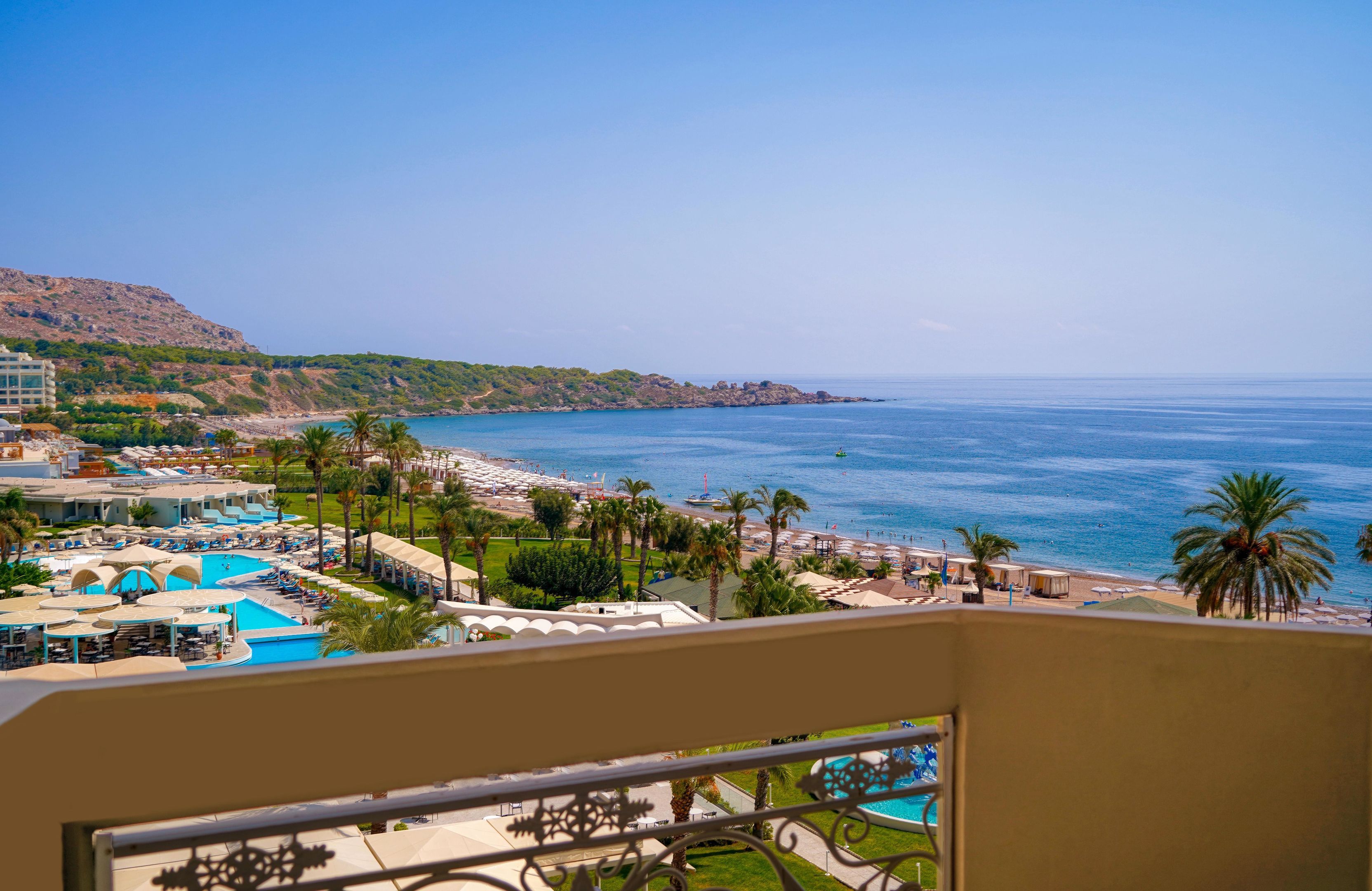 Un resort con piscina, playa y vista al océano.