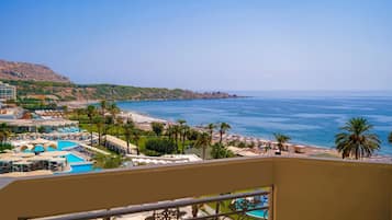 Un resort con piscina, playa y vista al océano.