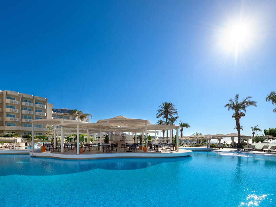 Piscine couverte, piscine extérieure, tentes de plage, parasols de plage