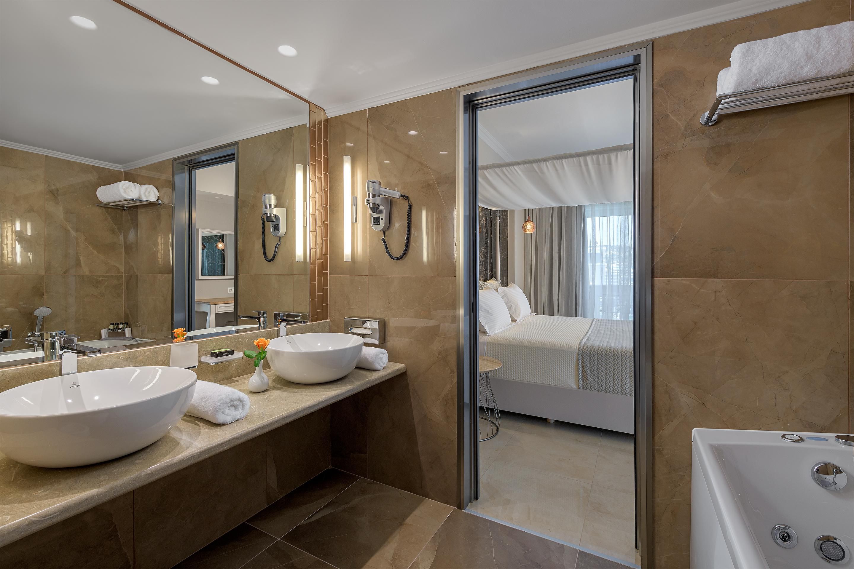 Une salle de bain moderne avec un grand lavabo, une baignoire et une douche.