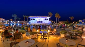 3 restaurants; breakfast, lunch, and dinner served