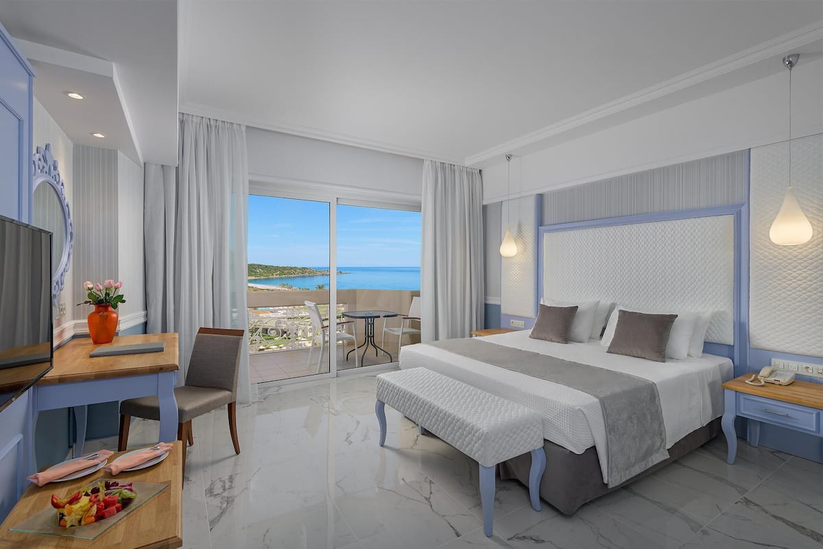 Junior Suite, Sea View | Hypo-allergenic bedding, in-room safe, desk, blackout drapes