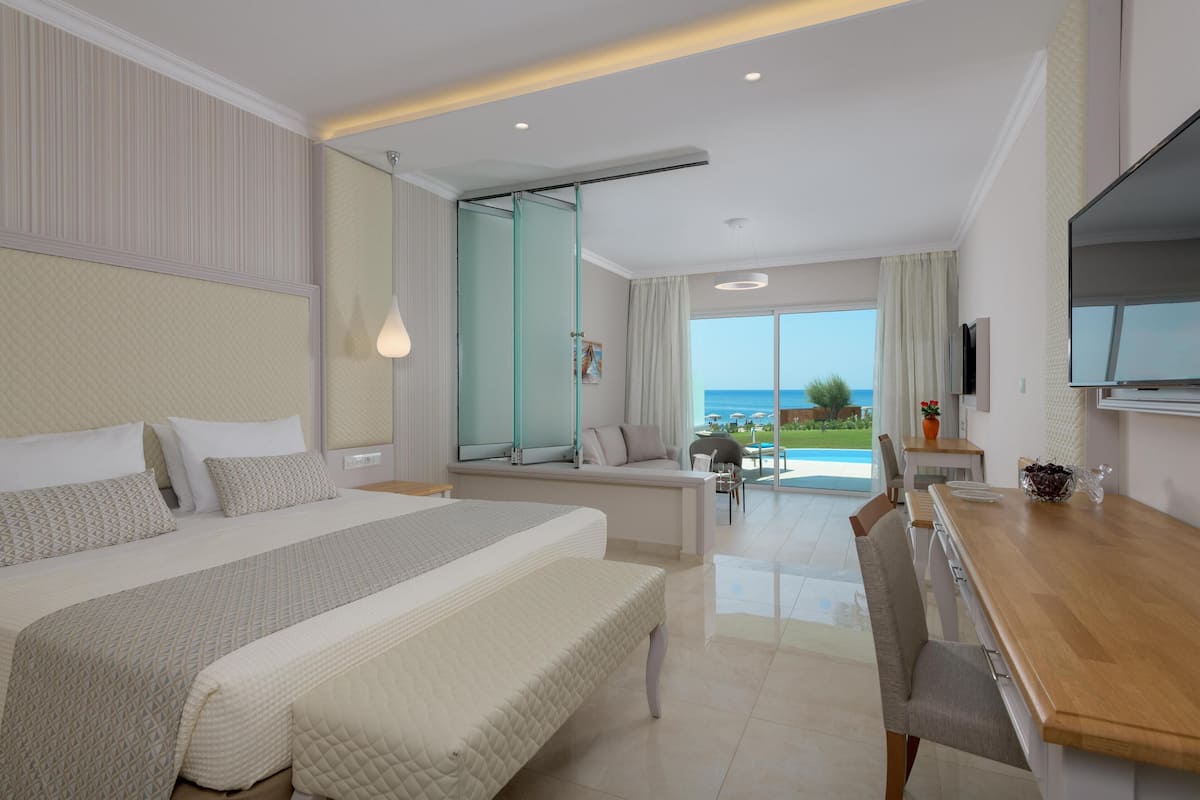 Executive Room, Private Pool | Hypo-allergenic bedding, in-room safe, desk, blackout drapes
