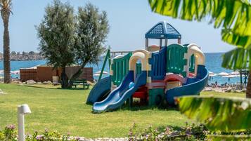 Área de juegos infantiles al aire libre