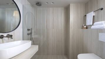 Standard Room | Bathroom | Separate tub and shower, free toiletries, hair dryer, towels