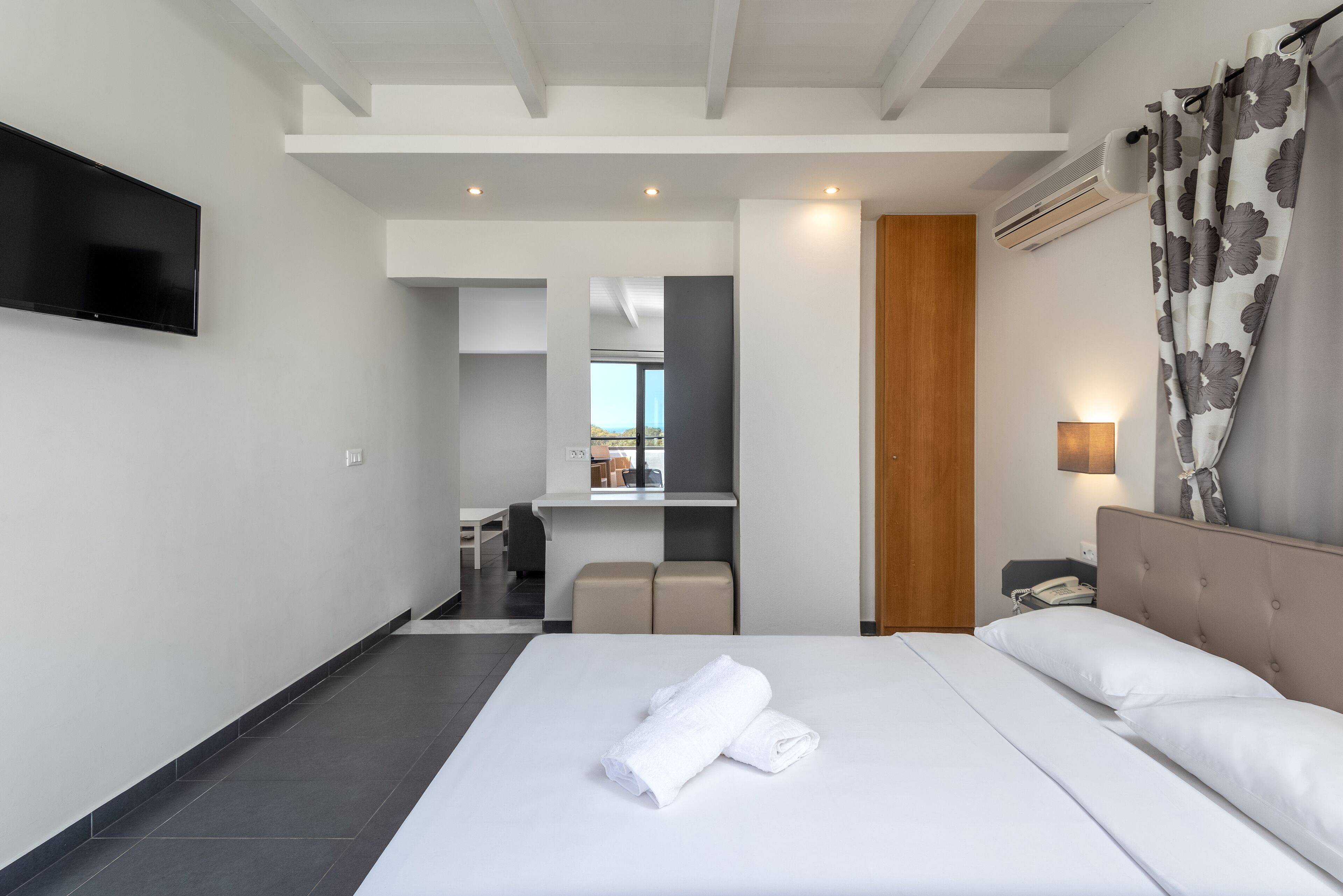 Panoramic Suite with open-air Jacuzzi | In-room safe, desk, free WiFi