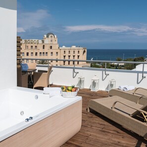 Panoramic Suite with open-air Jacuzzi | Terrace/patio